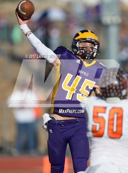 Thumbnail 1 in La Junta vs. Bayfield (CHSAA 2017 2A Final) photogallery.
