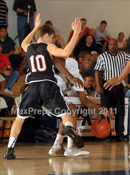 Thumbnail 3 in Harvard-Westlake vs. Lincoln (MaxPreps Holiday Classic) photogallery.