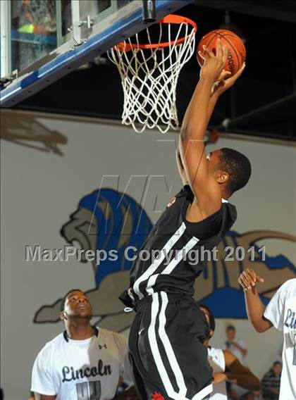 Thumbnail 3 in Harvard-Westlake vs. Lincoln (MaxPreps Holiday Classic) photogallery.