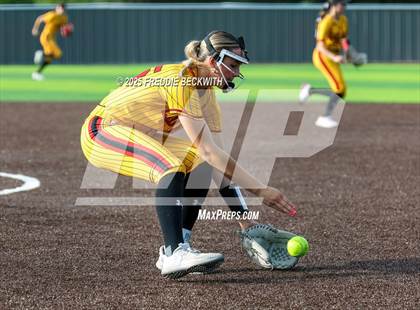 Thumbnail 3 in S & S Consolidated @ Hooks (UIL 3A Regional Semifinal Playoff) photogallery.