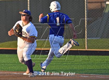 Thumbnail 3 in Brock vs Farmersville (UIL 3A Regional Semifinal) photogallery.