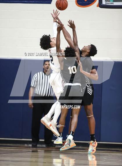 Thumbnail 3 in Bishop Montgomery @ Chaminade (CIF SS D1 semifinals) photogallery.