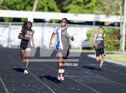 Thumbnail 2 in Stanton Invitational (400m) photogallery.