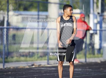 Thumbnail 3 in Stanton Invitational (400m) photogallery.