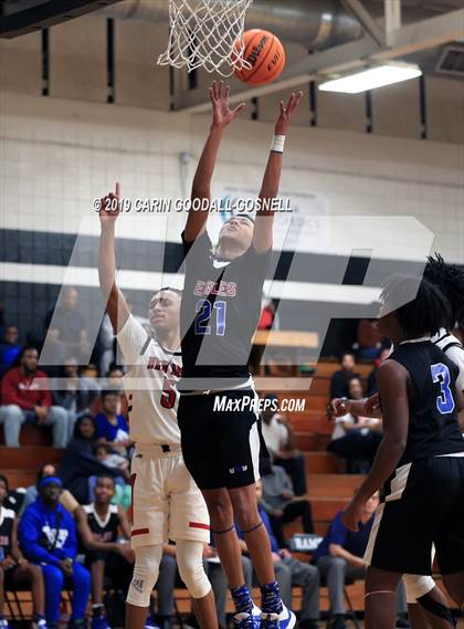 Thumbnail 2 in West Craven vs. New Bern (Craven County Holiday Hoops Tournament) photogallery.