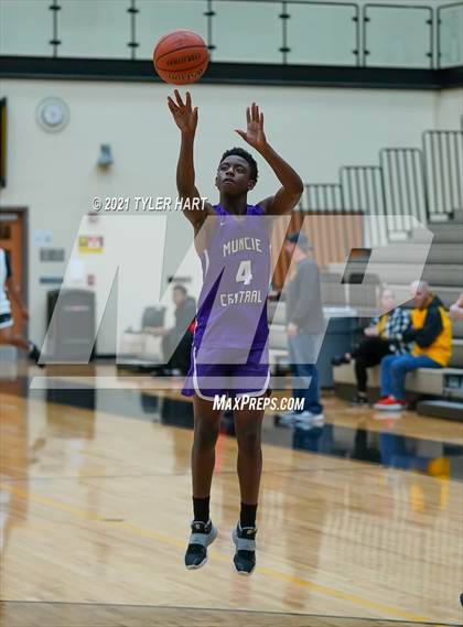 Thumbnail 1 in Muncie Central @ Avon (Scrimmage) photogallery.