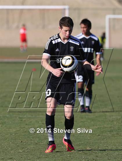 Thumbnail 2 in Palos Verdes vs. Servite (20th Annual SoCal Classic) photogallery.