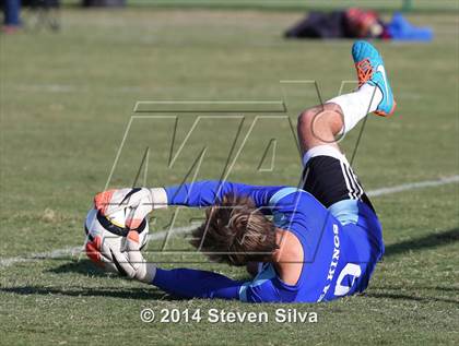 Thumbnail 2 in Palos Verdes vs. Servite (20th Annual SoCal Classic) photogallery.