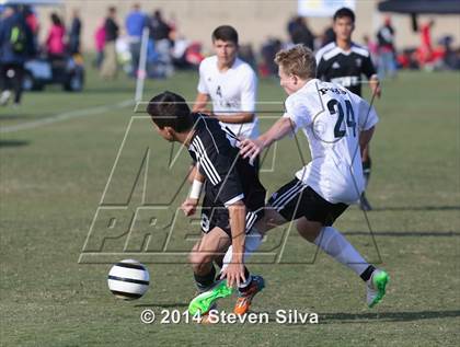 Thumbnail 2 in Palos Verdes vs. Servite (20th Annual SoCal Classic) photogallery.