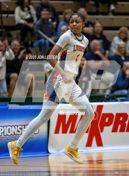 Thumbnail 3 in Liverpool vs. Syosset (NYSPHSAA Class AAA State Semi-Final) photogallery.