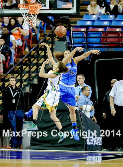 Thumbnail 2 in Pinewood vs. La Jolla Country Day (CIF D5 State Final) photogallery.