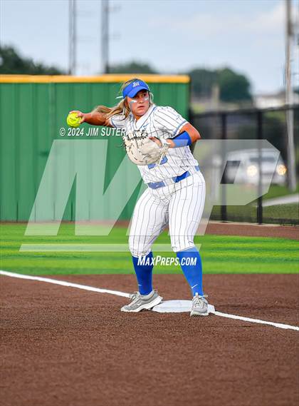 Thumbnail 2 in Barbers Hill vs Lake Belton (UIL 5A Region III Semifinal) photogallery.