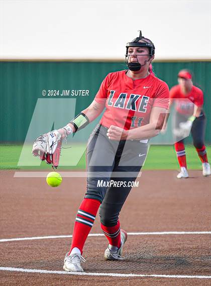 Thumbnail 1 in Barbers Hill vs Lake Belton (UIL 5A Region III Semifinal) photogallery.