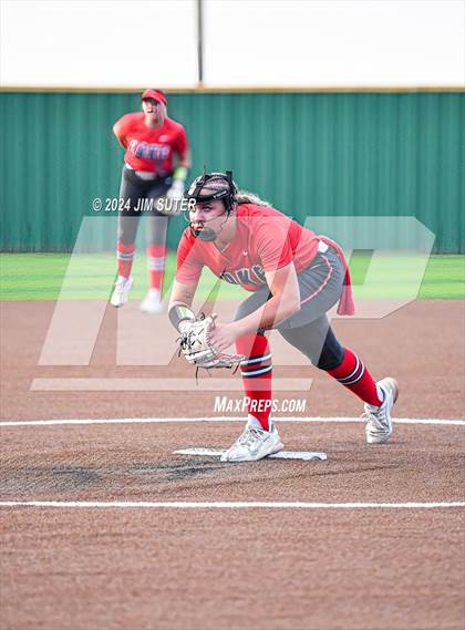 Thumbnail 1 in Barbers Hill vs Lake Belton (UIL 5A Region III Semifinal) photogallery.