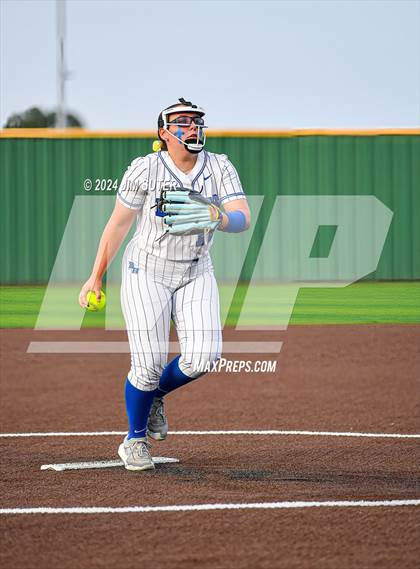 Thumbnail 1 in Barbers Hill vs Lake Belton (UIL 5A Region III Semifinal) photogallery.