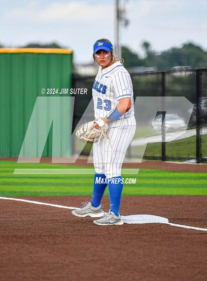 Thumbnail 1 in Barbers Hill vs Lake Belton (UIL 5A Region III Semifinal) photogallery.