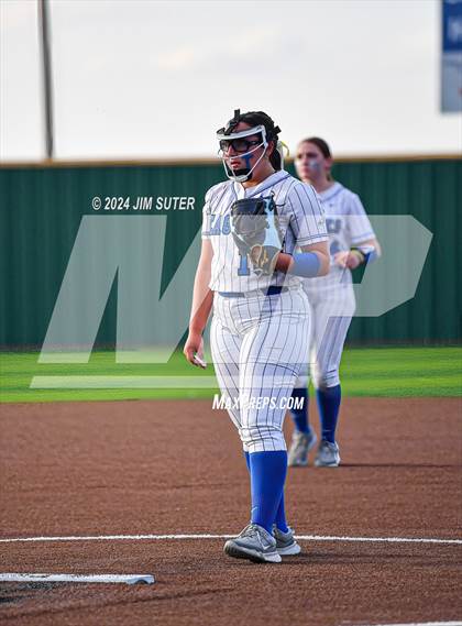Thumbnail 1 in Barbers Hill vs Lake Belton (UIL 5A Region III Semifinal) photogallery.