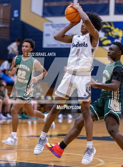 Thumbnail 3 in Lee County vs. Eastern Randolph (Yellow Jackets Christmas Classic) photogallery.