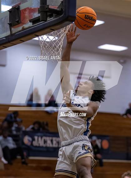 Thumbnail 3 in Lee County vs. Eastern Randolph (Yellow Jackets Christmas Classic) photogallery.