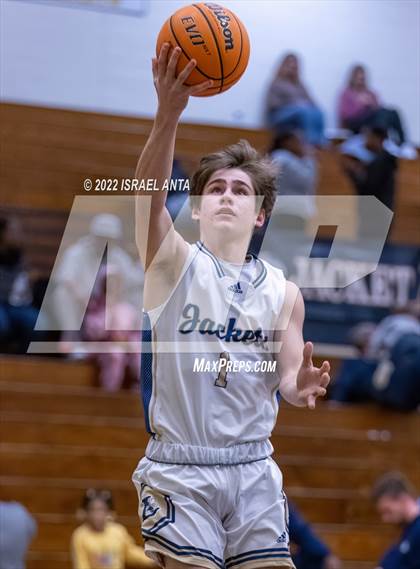 Thumbnail 1 in Lee County vs. Eastern Randolph (Yellow Jackets Christmas Classic) photogallery.