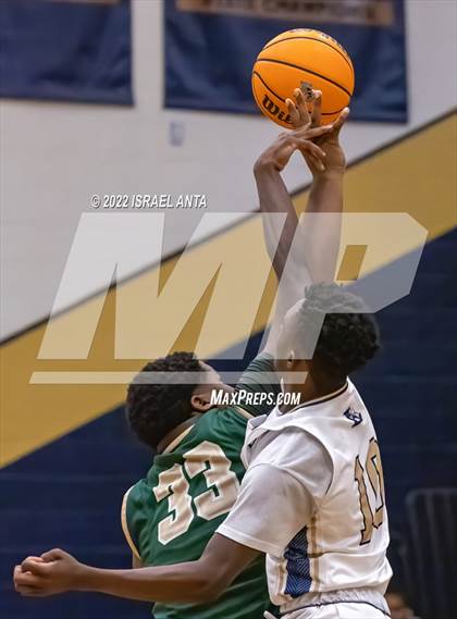 Thumbnail 3 in Lee County vs. Eastern Randolph (Yellow Jackets Christmas Classic) photogallery.