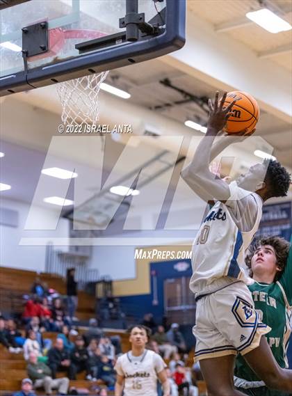 Thumbnail 1 in Lee County vs. Eastern Randolph (Yellow Jackets Christmas Classic) photogallery.