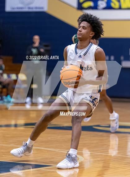 Thumbnail 1 in Lee County vs. Eastern Randolph (Yellow Jackets Christmas Classic) photogallery.