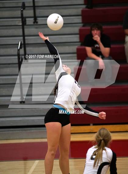 Thumbnail 2 in Arapahoe vs Ralston Valley (CHSAA 5A Regional Playoff) photogallery.