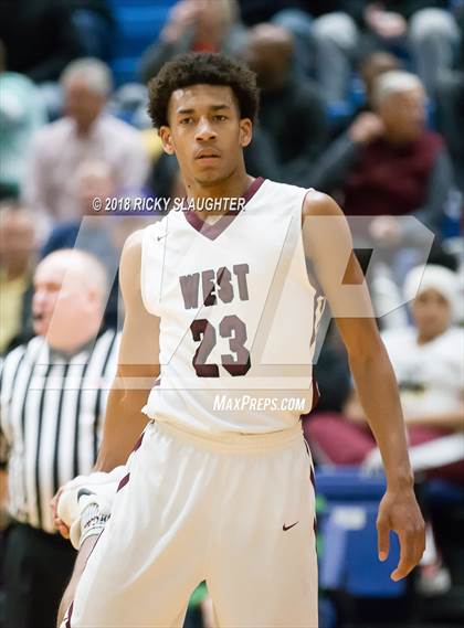 Thumbnail 2 in Edwardsville vs. Belleville West (IHSA 4A Regional Playoff) photogallery.