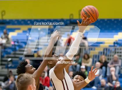 Thumbnail 2 in Edwardsville vs. Belleville West (IHSA 4A Regional Playoff) photogallery.