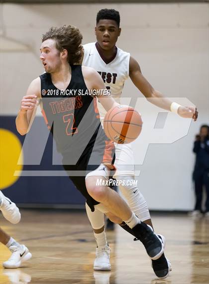 Thumbnail 2 in Edwardsville vs. Belleville West (IHSA 4A Regional Playoff) photogallery.