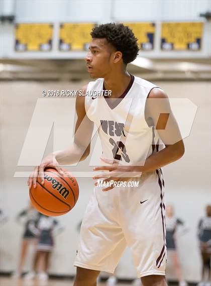 Thumbnail 2 in Edwardsville vs. Belleville West (IHSA 4A Regional Playoff) photogallery.