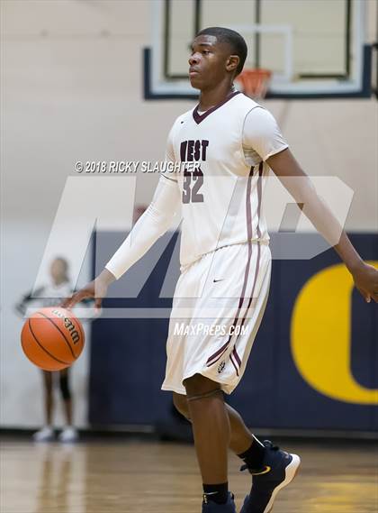 Thumbnail 2 in Edwardsville vs. Belleville West (IHSA 4A Regional Playoff) photogallery.