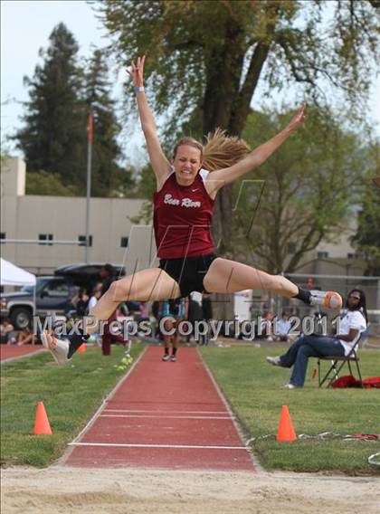 Thumbnail 2 in Woody Wilson Invitational (Girls Field Events) photogallery.