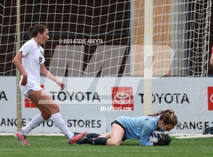 Thumbnail 1 in Heritage vs. Rock Canyon (CHSAA 5A Semi-Final) photogallery.