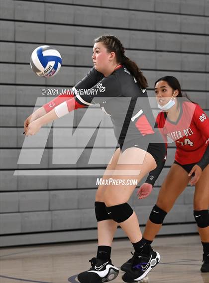 Thumbnail 3 in Mater Dei vs. Torrey Pines (Durango Fall Classic) photogallery.