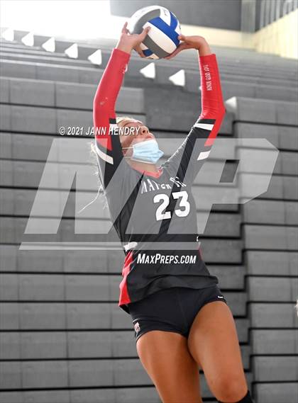 Thumbnail 3 in Mater Dei vs. Torrey Pines (Durango Fall Classic) photogallery.