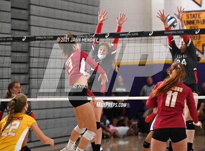 Thumbnail 3 in Mater Dei vs. Torrey Pines (Durango Fall Classic) photogallery.