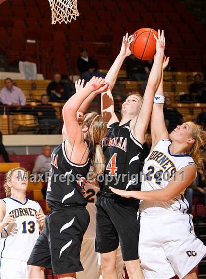 Thumbnail 1 in Petrolia vs. Dodd City (Fantasy of Lights) photogallery.