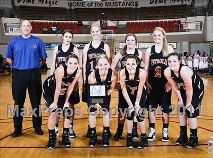 Thumbnail 1 in Petrolia vs. Dodd City (Fantasy of Lights) photogallery.