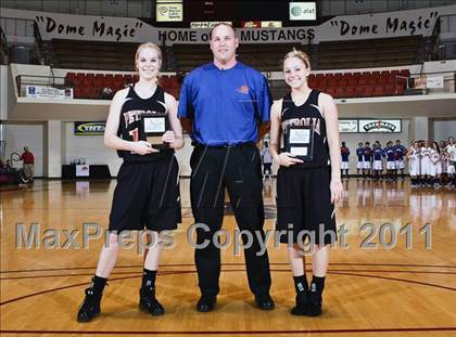 Thumbnail 3 in Petrolia vs. Dodd City (Fantasy of Lights) photogallery.