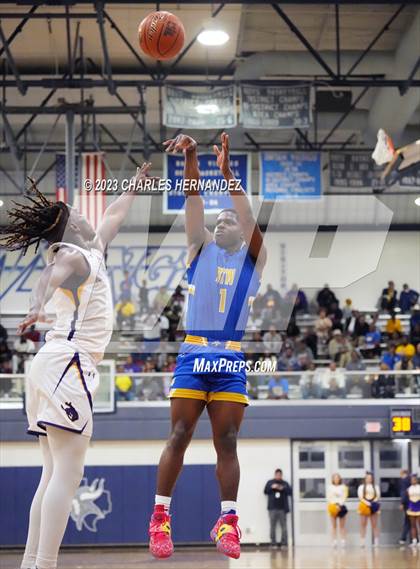 Thumbnail 1 in Washington vs. Center (UIL 4A Region III Semifinal) photogallery.