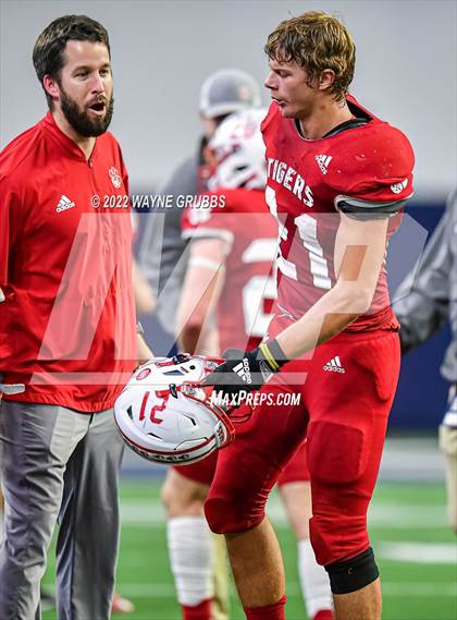 Thumbnail 3 in Glen Rose vs. Carthage (UIL 4A DII State Semifinal) photogallery.