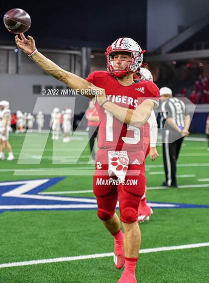 Thumbnail 3 in Glen Rose vs. Carthage (UIL 4A DII State Semifinal) photogallery.