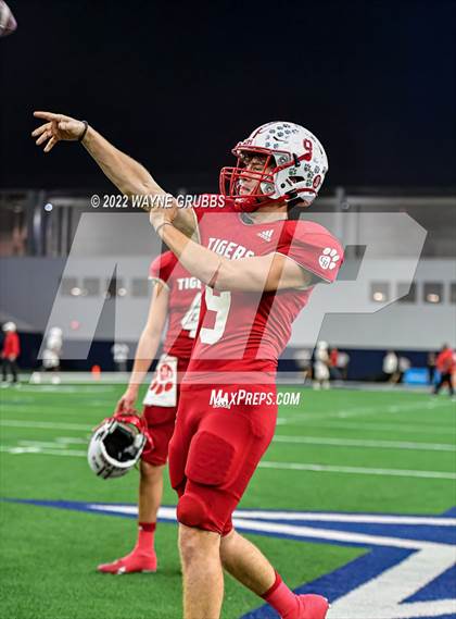 Thumbnail 1 in Glen Rose vs. Carthage (UIL 4A DII State Semifinal) photogallery.