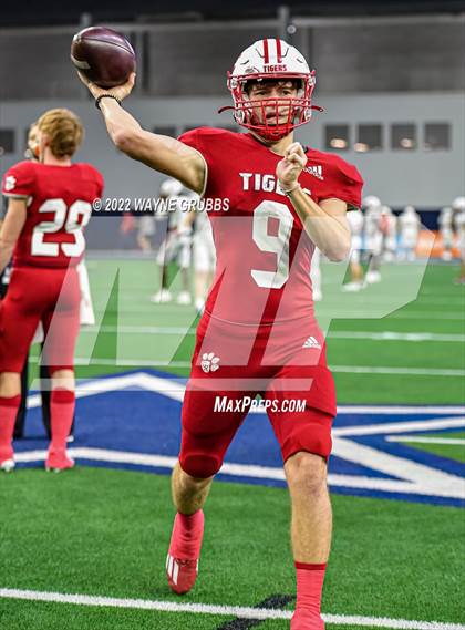 Thumbnail 3 in Glen Rose vs. Carthage (UIL 4A DII State Semifinal) photogallery.