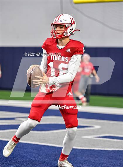 Thumbnail 1 in Glen Rose vs. Carthage (UIL 4A DII State Semifinal) photogallery.