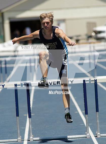 Thumbnail 3 in University Bulldog Invitational photogallery.