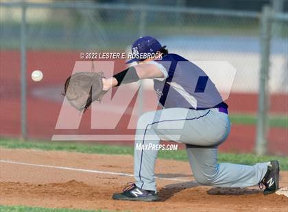 Thumbnail 3 in Boerne vs. Gonzales (UIL 4A Bi-District Playoff Game #1) photogallery.