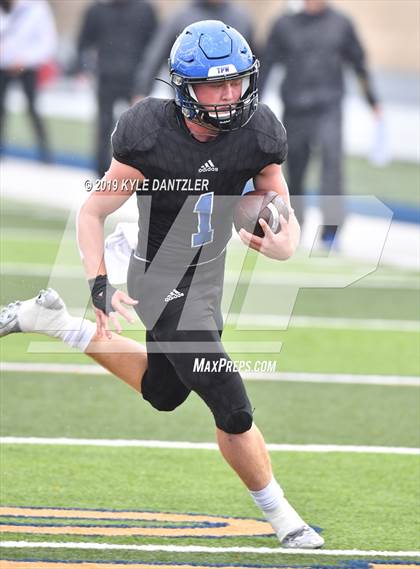 Thumbnail 2 in Rogers vs. Gunter (UIL 3A Division 2 Region 2 Semifinal) photogallery.